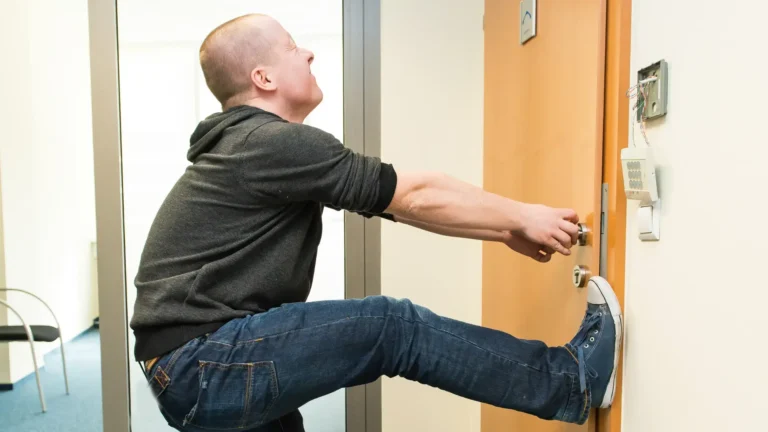 Como abrir una puerta atascada