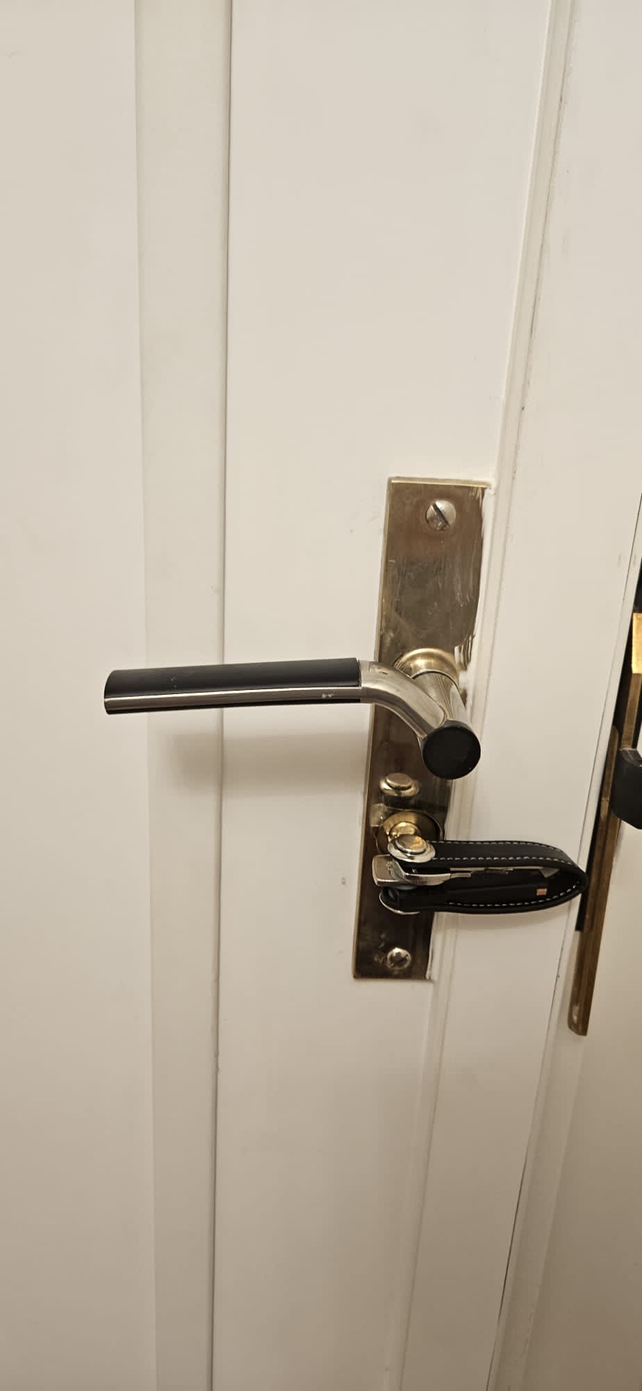 Cerradura de seguridad con manilla antibumping instalada por cerrajero Madrid