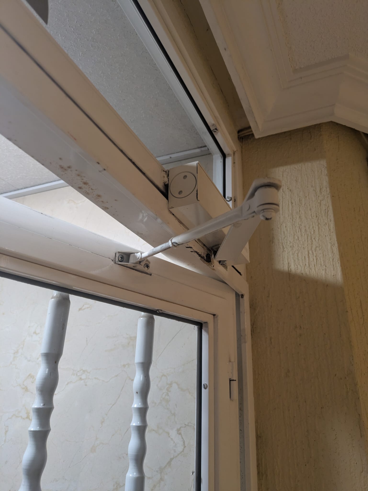 Reparación de puerta cortafuegos con cierre automático en Madrid