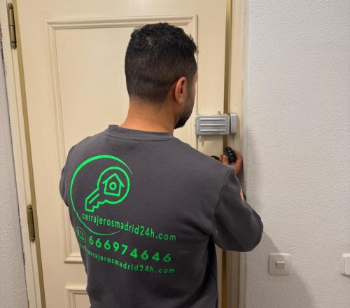 Nuestros técnicos abriendo una puerta en Torrelodones